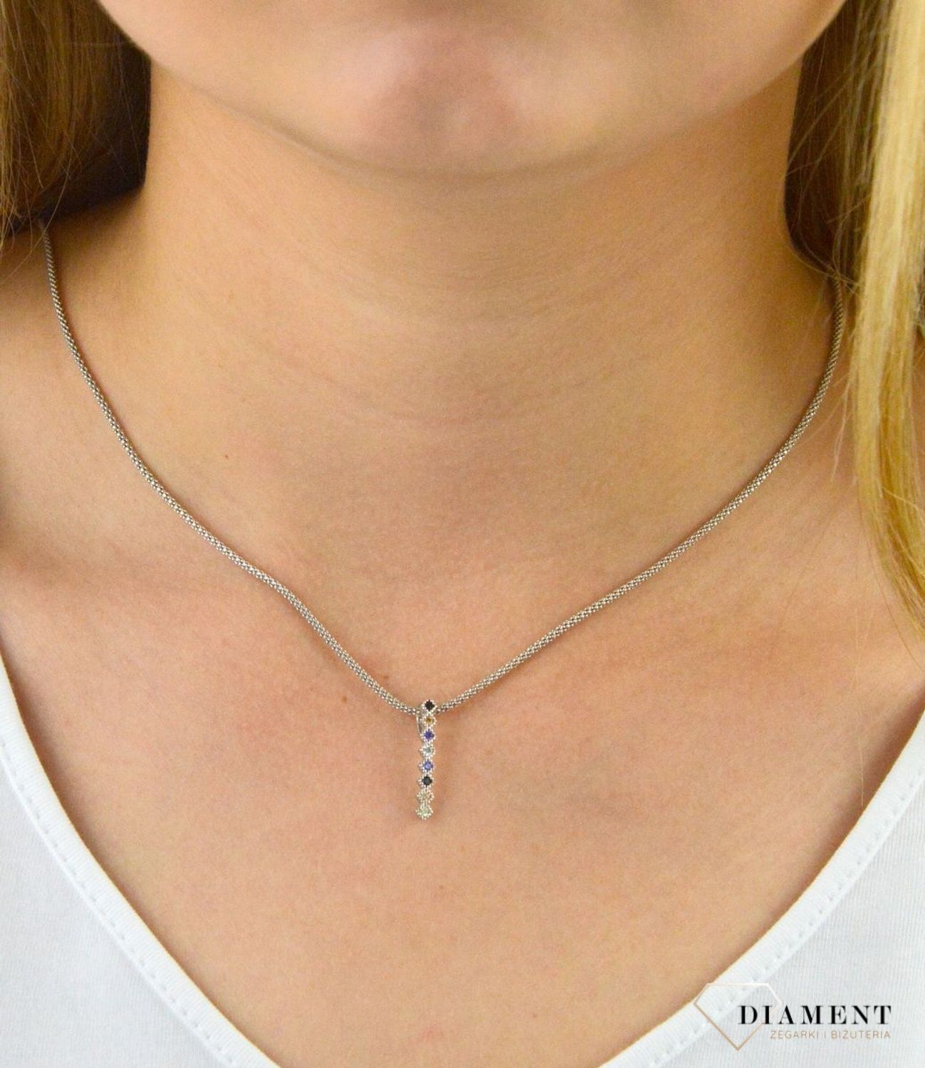 Zawieszka srebrna kolorowe cyrkonie DIA-ZAW-6093-925. Zawieszka srebrna damska. Zawieszka patyczek z kolorowymi cyrkoniami. Zawieszka srebrna kolorowa. Zawieszka z cyrkoniami. Zawieszka idealna na prezent..jpg