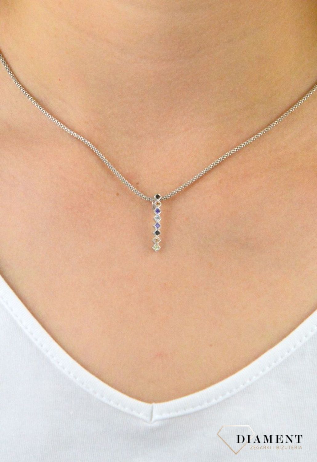 Zawieszka srebrna kolorowe cyrkonie DIA-ZAW-6093-925. Zawieszka srebrna damska. Zawieszka patyczek z kolorowymi cyrkoniami. Zawieszka srebrna kolorowa. Zawieszka z cyrkoniami. Zawieszka idealna na prezent..jpg