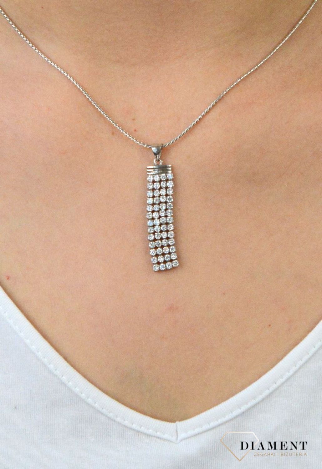 Zawieszka srebrna wysadzona cyrkoniami DIA-ZAW-6094-925. Zawieszka srebrna podłużna. Zawieszka srebrna z cyrkoniami. Zawieszka srebrna idealna na prezent. Zawieszka na każdą okazje..jpg