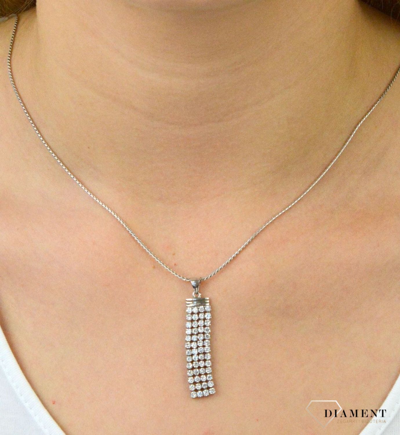 Zawieszka srebrna wysadzona cyrkoniami DIA-ZAW-6094-925. Zawieszka srebrna podłużna. Zawieszka srebrna z cyrkoniami. Zawieszka srebrna idealna na prezent. Zawieszka na każdą okazje..jpg