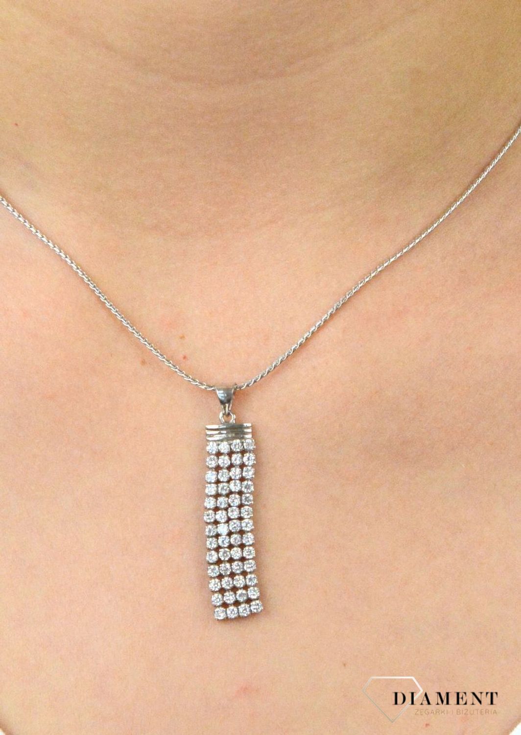 Zawieszka srebrna wysadzona cyrkoniami DIA-ZAW-6094-925. Zawieszka srebrna podłużna. Zawieszka srebrna z cyrkoniami. Zawieszka srebrna idealna na prezent. Zawieszka na każdą okazje..jpg