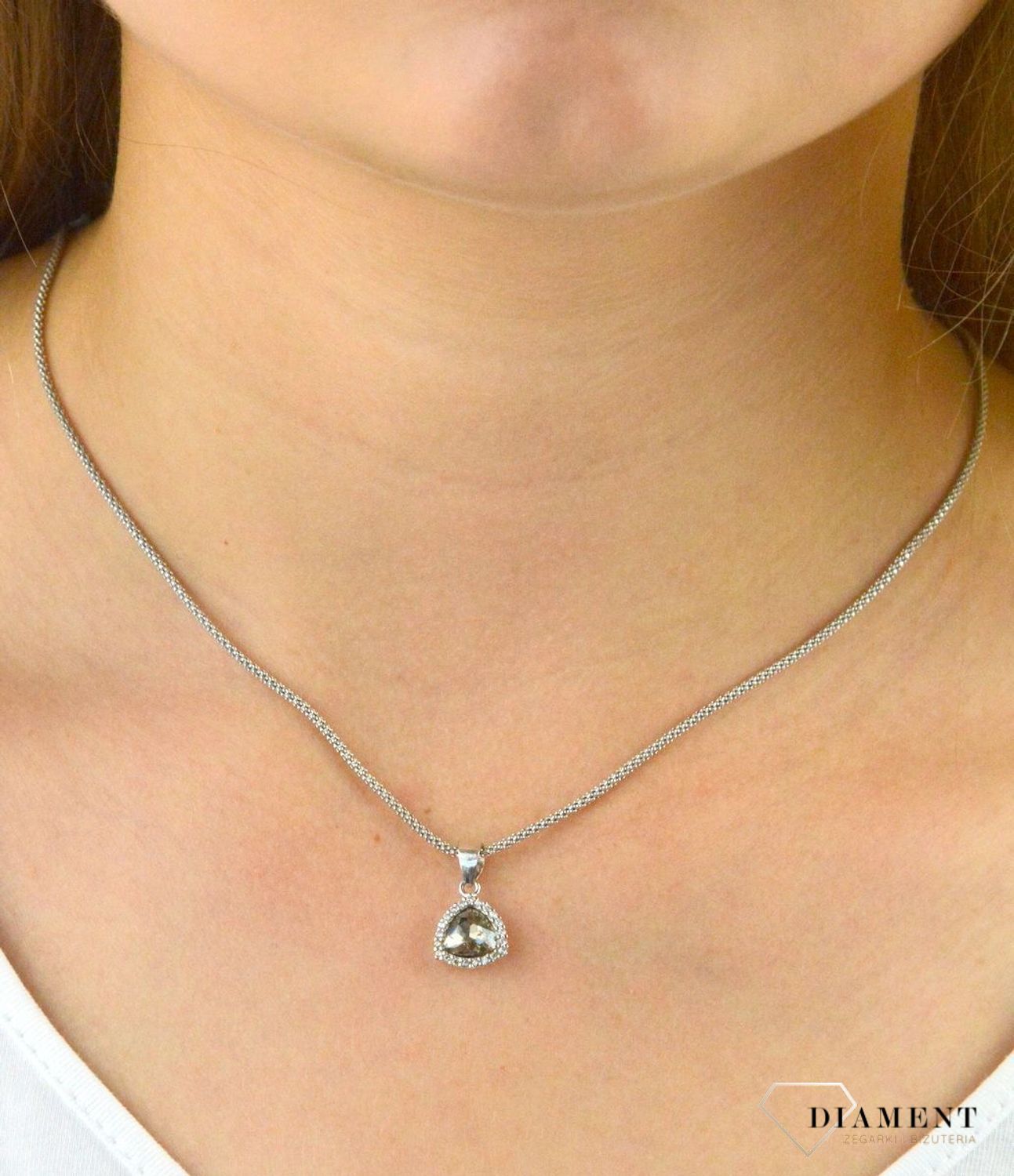 Zawieszka srebrna z cyrkoniami w kształcie trójkąta DIA-ZAW-6095-925. Zawieszka trójkątna. Zawieszka srebrna z cyrkoniami. Zawieszka srebrna idealna na prezent..jpg