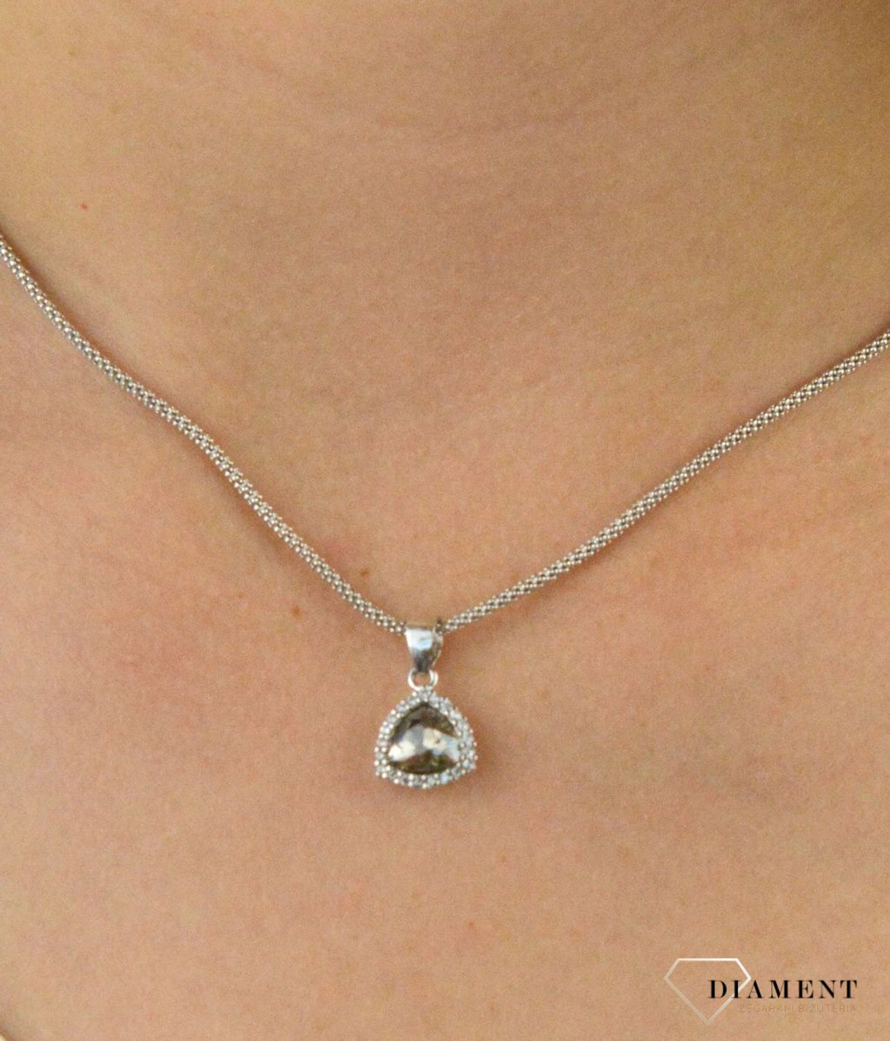 Zawieszka srebrna z cyrkoniami w kształcie trójkąta DIA-ZAW-6095-925. Zawieszka trójkątna. Zawieszka srebrna z cyrkoniami. Zawieszka srebrna idealna na prezent..jpg