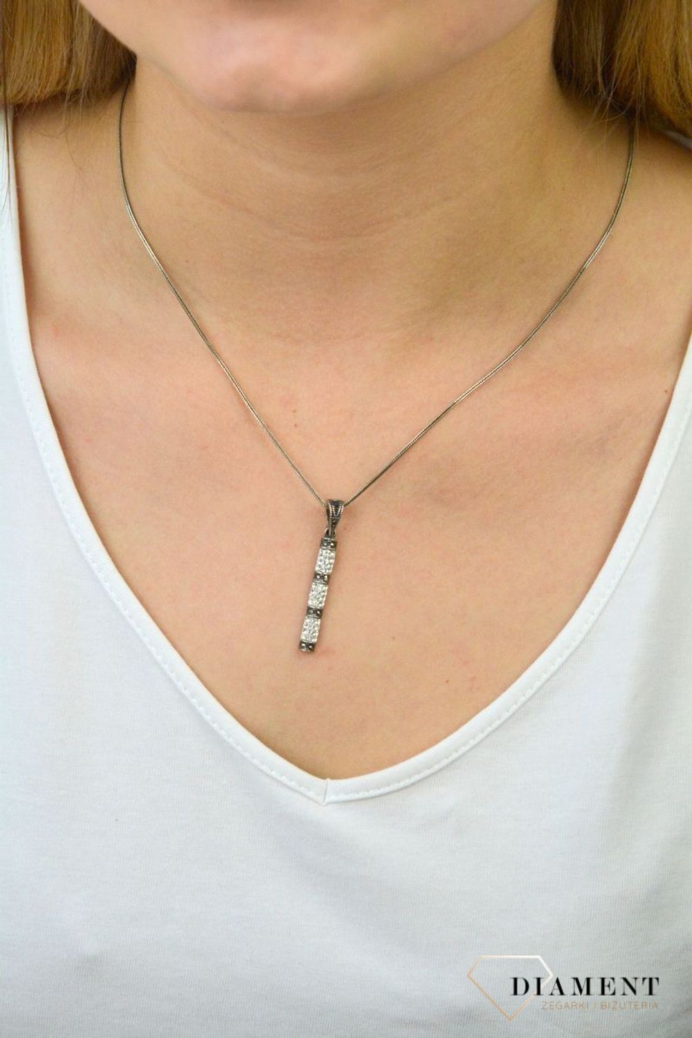 Zawieszka srebrna z białymi cyrkoniami DIA-ZAW-6099-925. . Srebrna zawieszka damska. Zawieszka z cyrkoniami. Białe cyrkonie. Srebrna zawieszka. Idealna zawieszka na prezent..jpg