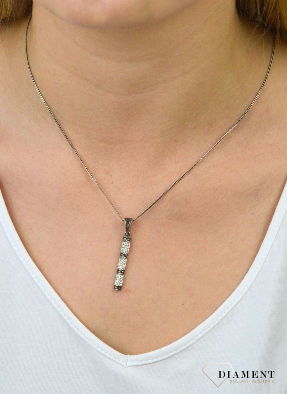 Zawieszka srebrna z białymi cyrkoniami DIA-ZAW-6099-925. . Srebrna zawieszka damska. Zawieszka z cyrkoniami. Białe cyrkonie. Srebrna zawieszka. Idealna zawieszka na prezent..jpg