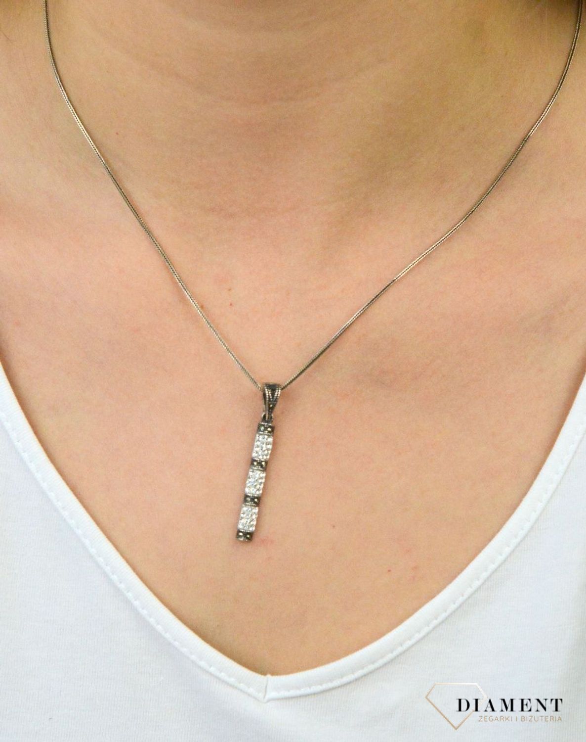 Zawieszka srebrna z białymi cyrkoniami DIA-ZAW-6099-925. . Srebrna zawieszka damska. Zawieszka z cyrkoniami. Białe cyrkonie. Srebrna zawieszka. Idealna zawieszka na prezent..jpg