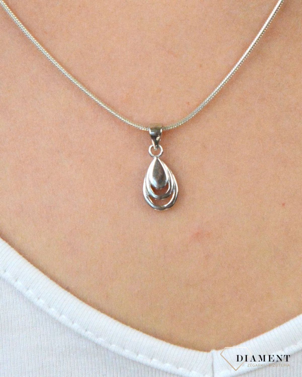 Zawieszka srebrna łezka DIA-ZAW-6100-925. Srebrna mała zawieszka. Srebrna zawieszka damska. Zawieszka w kształcie łezki. Srebrna gładka zawieszka damska. zawieszka idealna na każdą okazję. Zawieszka na prez.jpg