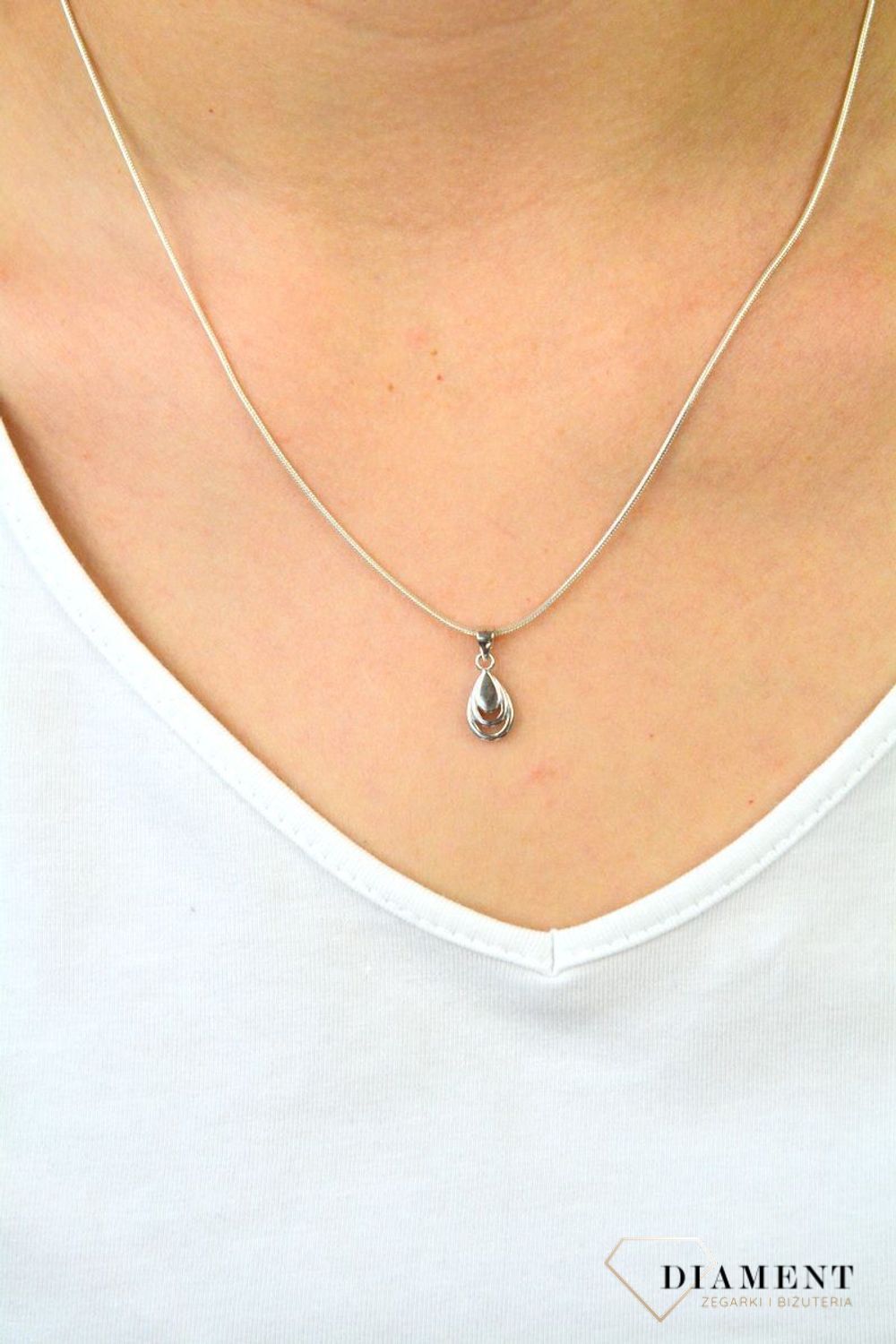 Zawieszka srebrna łezka DIA-ZAW-6100-925. Srebrna mała zawieszka. Srebrna zawieszka damska. Zawieszka w kształcie łezki. Srebrna gładka zawieszka damska. zawieszka idealna na każdą okazję. Zawieszka na prez.jpg