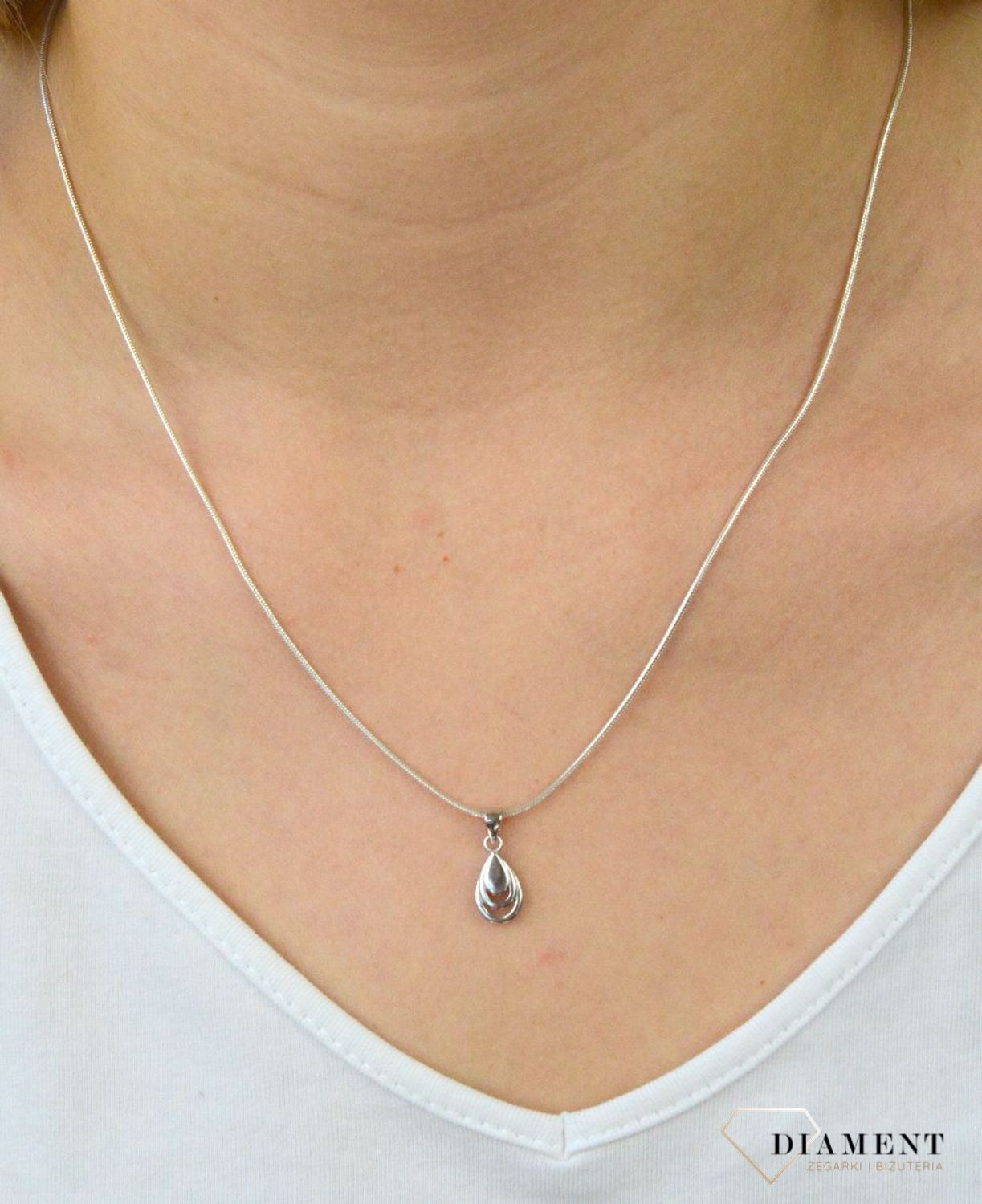 Zawieszka srebrna łezka DIA-ZAW-6100-925. Srebrna mała zawieszka. Srebrna zawieszka damska. Zawieszka w kształcie łezki. Srebrna gładka zawieszka damska. zawieszka idealna na każdą okazję. Zawieszka na prez.jpg