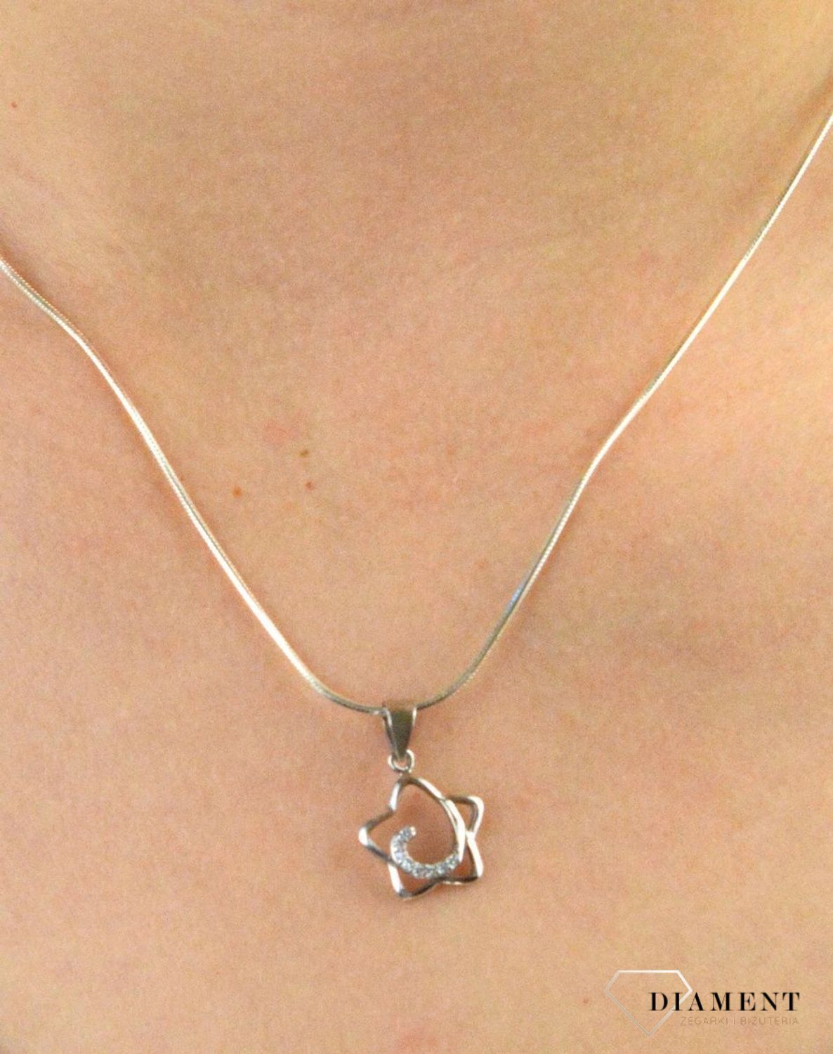 Zawieszka srebrna gwiazdka DIA-ZAW-6101-925. Zawieszka srebrna gwiazdka. Zawieszka srebrna z cyrkoniami. Zawieszka idealna na prezent. Zawieszka na każdą okazję..jpg