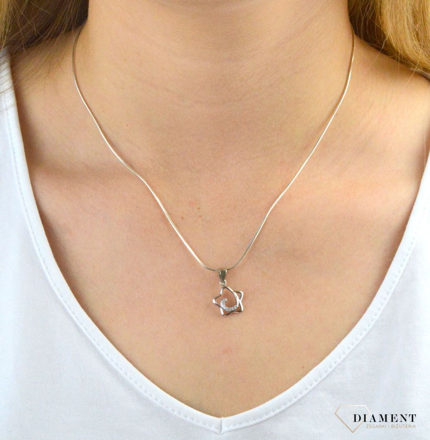 Zawieszka srebrna gwiazdka DIA-ZAW-6101-925. Zawieszka srebrna gwiazdka. Zawieszka srebrna z cyrkoniami. Zawieszka idealna na prezent. Zawieszka na każdą okazję..jpg