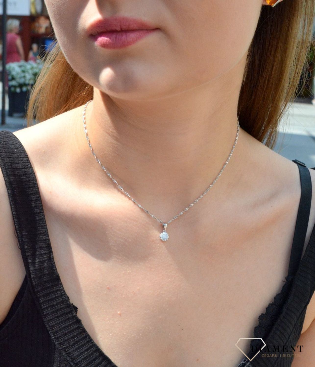 Zawieszka srebrna z cyrkoniami DIA-ZAW-6102-925. Zawieszka srebrna okrągłą. Zawieszka srebrna z cyrkoniami. Zawieszka idealna na prezent. Zawieszka na każdą okazję..jpg