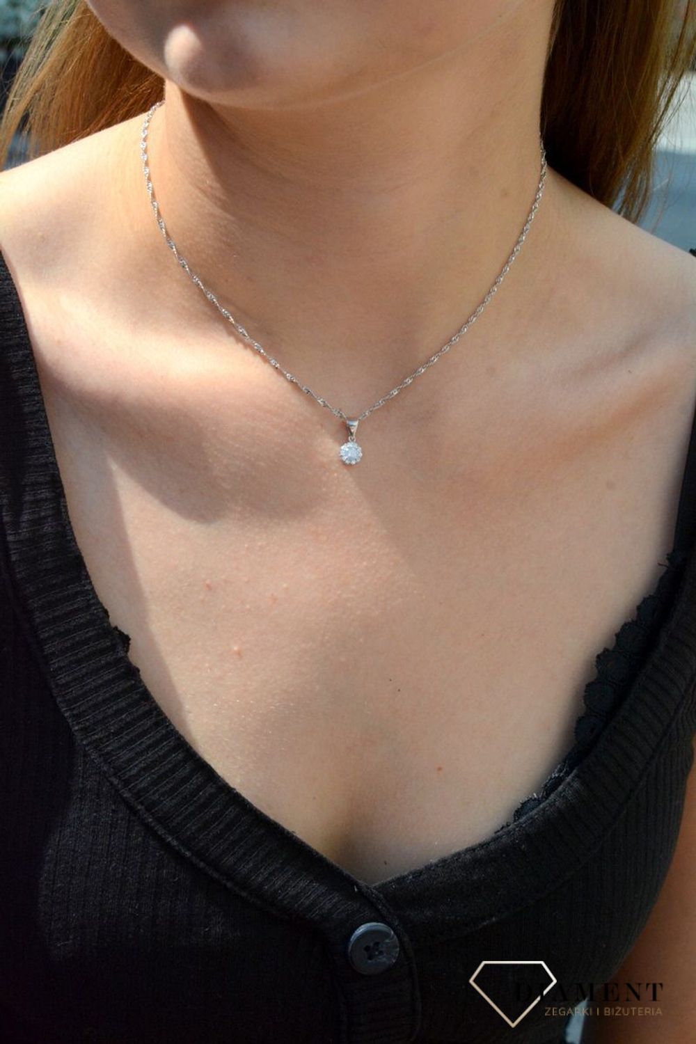 Zawieszka srebrna z cyrkoniami DIA-ZAW-6102-925. Zawieszka srebrna okrągłą. Zawieszka srebrna z cyrkoniami. Zawieszka idealna na prezent. Zawieszka na każdą okazję..jpg