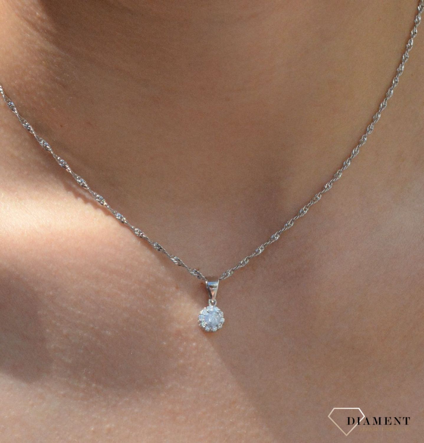 Zawieszka srebrna z cyrkoniami DIA-ZAW-6102-925. Zawieszka srebrna okrągłą. Zawieszka srebrna z cyrkoniami. Zawieszka idealna na prezent. Zawieszka na każdą okazję..jpg