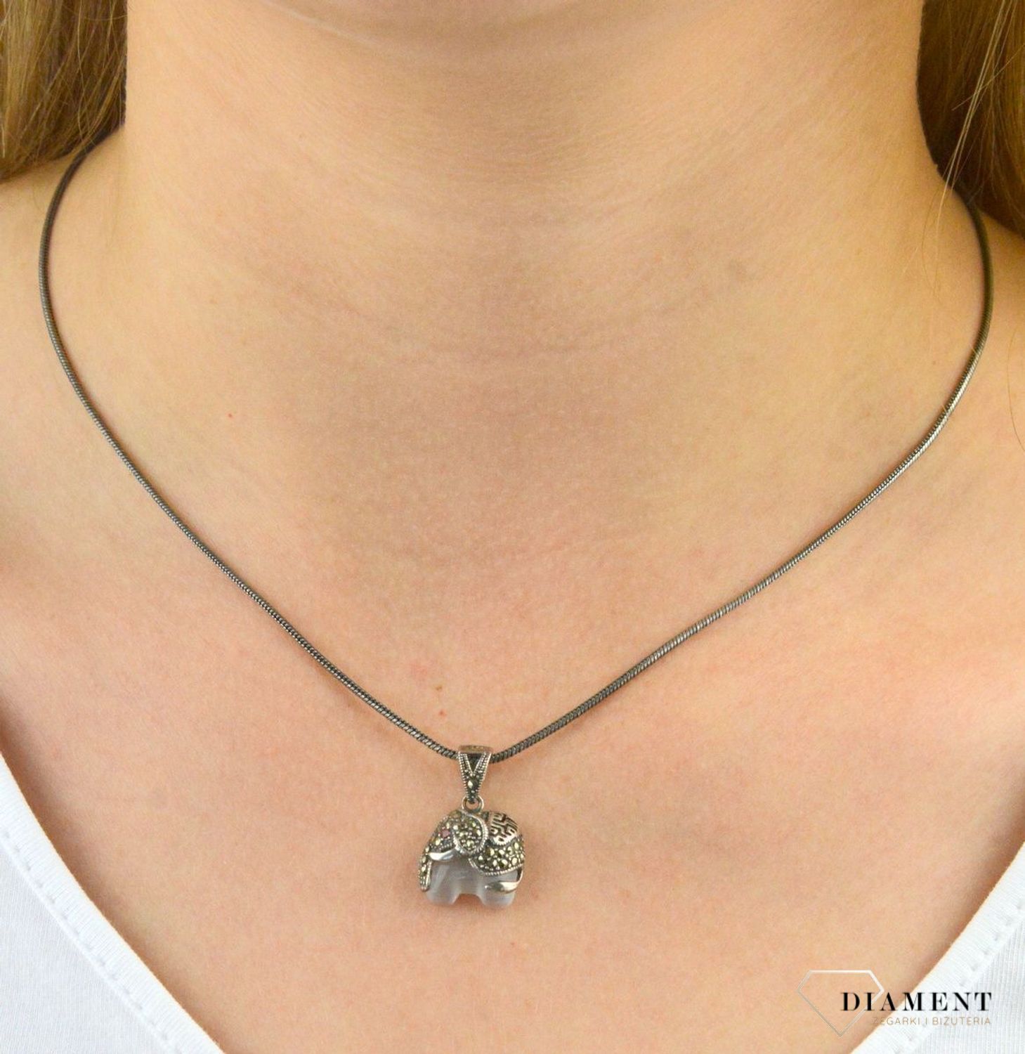 Zawieszka srebrna z kocim okiem DIA-ZAW-6103-925.  Srebrna damska zawieszka. Srebrna zawieszka z cyrkoniami. Srebrna zawieszka z kocim okiem. Srebrna zawieszka do każdej stylizacji. Idealny pomysł na prezen.jpg