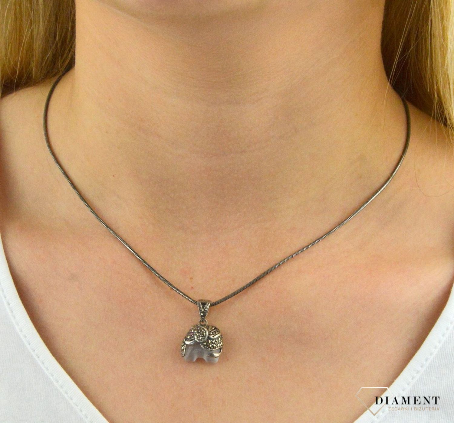 Zawieszka srebrna z kocim okiem DIA-ZAW-6103-925.  Srebrna damska zawieszka. Srebrna zawieszka z cyrkoniami. Srebrna zawieszka z kocim okiem. Srebrna zawieszka do każdej stylizacji. Idealny pomysł na prezen.jpg