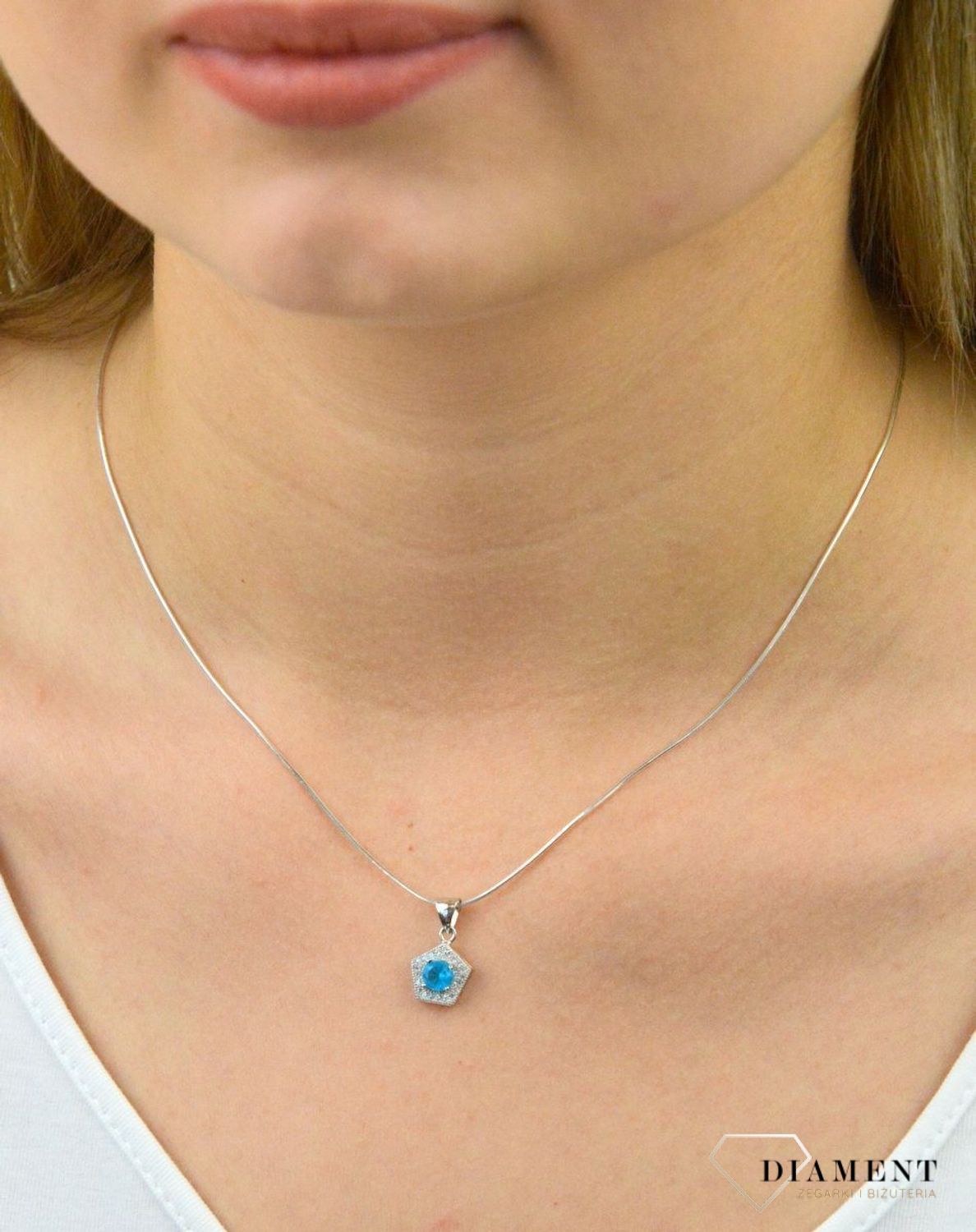 Srebrna zawieszka z niebieską cyrkonią DIA-ZAW-6104-925. Srebrna damska zawieszka. Srebrna zawieszka z cyrkoniami. Srebrna zawieszka z niebieską cyrkonią. Srebrna zawieszka do każdej stylizacji. Idealny pom.jpg