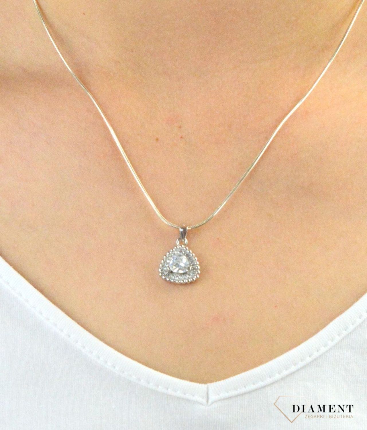 Zawieszka srebrna z cyrkoniami trójkąt DIA-ZAW-6105-925. Zawieszka srebrna trójkątna. Zawieszka srebrna z cyrkoniami. Zawieszka idealna na prezent. Zawieszka na każdą okazję..png