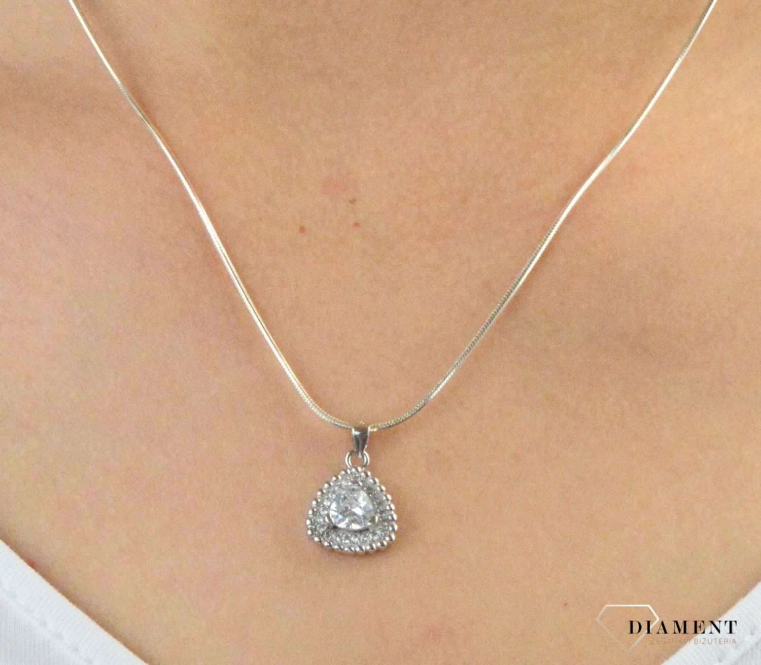 Zawieszka srebrna z cyrkoniami trójkąt DIA-ZAW-6105-925. Zawieszka srebrna trójkątna. Zawieszka srebrna z cyrkoniami. Zawieszka idealna na prezent. Zawieszka na każdą okazję..png