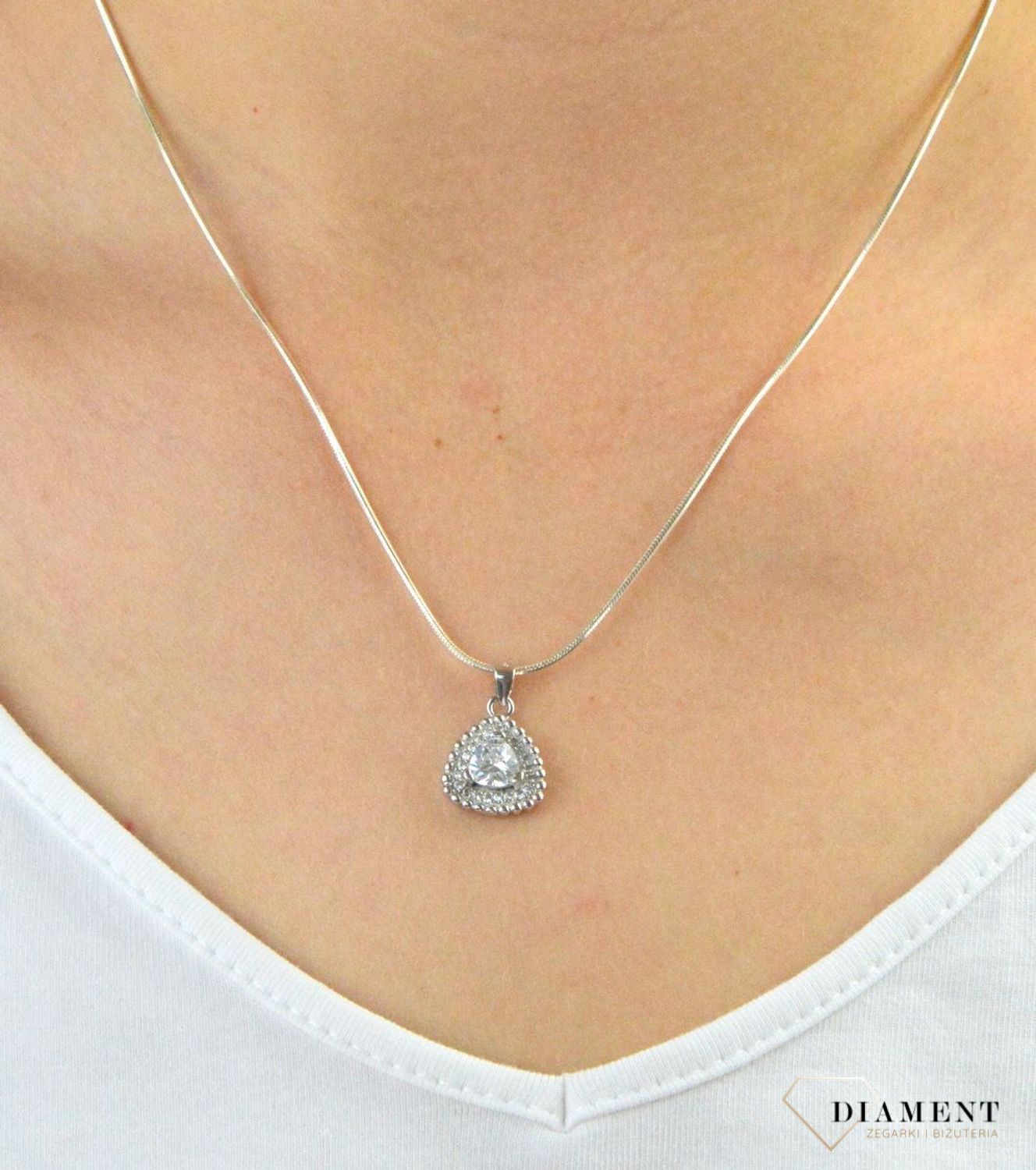 Zawieszka srebrna z cyrkoniami trójkąt DIA-ZAW-6105-925. Zawieszka srebrna trójkątna. Zawieszka srebrna z cyrkoniami. Zawieszka idealna na prezent. Zawieszka na każdą okazję..png