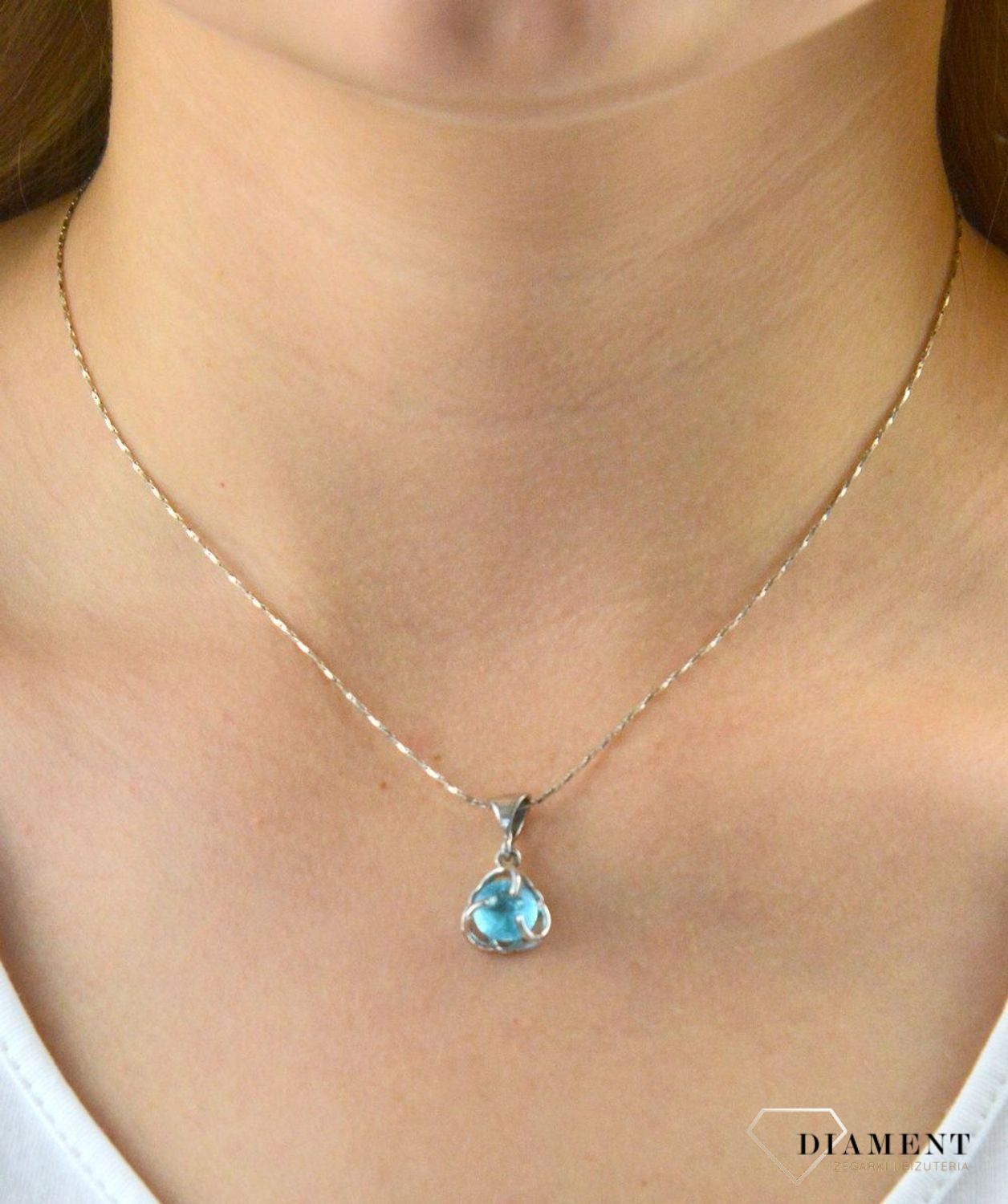 Zawieszka srebrna z okrągłą cyrkonią DIA-ZAW-6106-925. Zawieszka srebrna z cyrkonią. Zawieszka z błękitną cyrkonią. Zawieszka srebrna z cyrkonią. Zawieszka srebrna idealna na prezent. Zawieszka na każdą oka.jpg