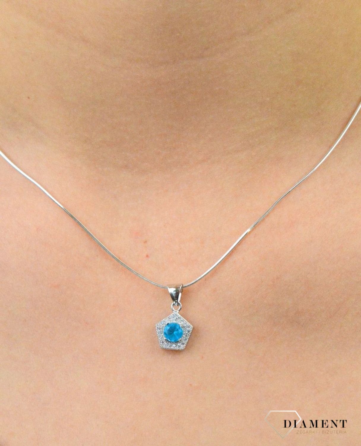 Zawieszka srebrna z okrągłą cyrkonią DIA-ZAW-6106-925. Zawieszka srebrna z cyrkonią. Zawieszka z błękitną cyrkonią. Zawieszka srebrna z cyrkonią. Zawieszka srebrna idealna na prezent. Zawieszka na każdą oka.jpg