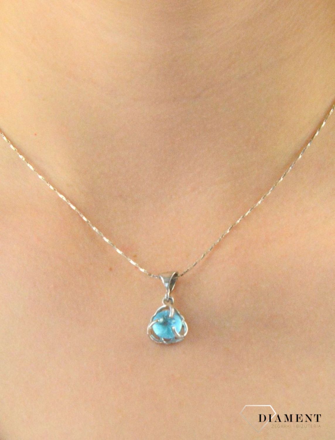 Zawieszka srebrna z okrągłą cyrkonią DIA-ZAW-6106-925. Zawieszka srebrna z cyrkonią. Zawieszka z błękitną cyrkonią. Zawieszka srebrna z cyrkonią. Zawieszka srebrna idealna na prezent. Zawieszka na każdą oka.jpg