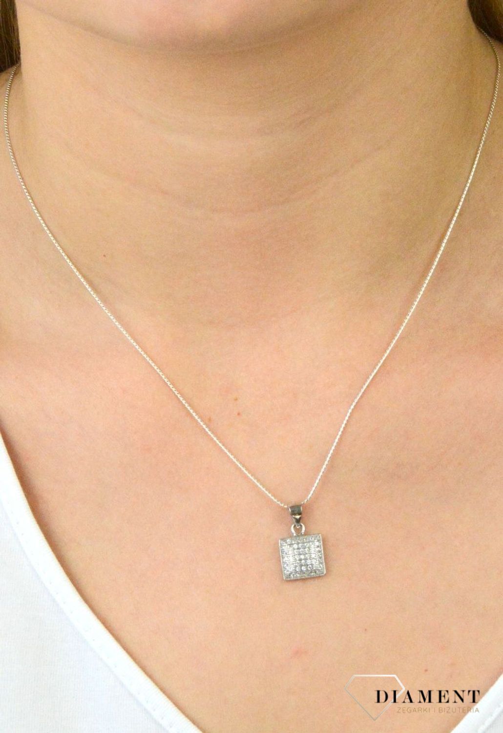 Srebrna zawieszka kwadrat z cyrkoniami DIA-ZAW-6107-925. Srebrna zawieszka. Srebrna zawieszka kwadrat. Srebrna zawieszka z cyrkoniami. Srebrna zawieszka idealna na prezent. Srebrna zawieszka dla każdej kobi.jpg