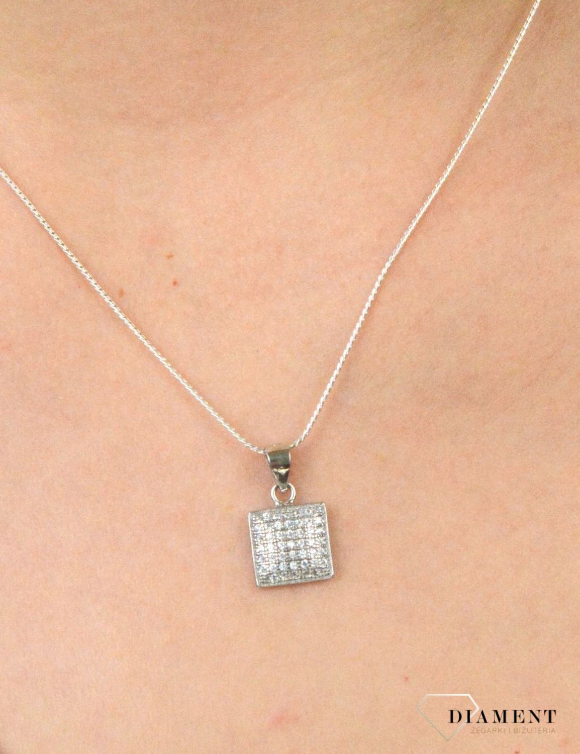 Srebrna zawieszka kwadrat z cyrkoniami DIA-ZAW-6107-925. Srebrna zawieszka. Srebrna zawieszka kwadrat. Srebrna zawieszka z cyrkoniami. Srebrna zawieszka idealna na prezent. Srebrna zawieszka dla każdej kobi.jpg
