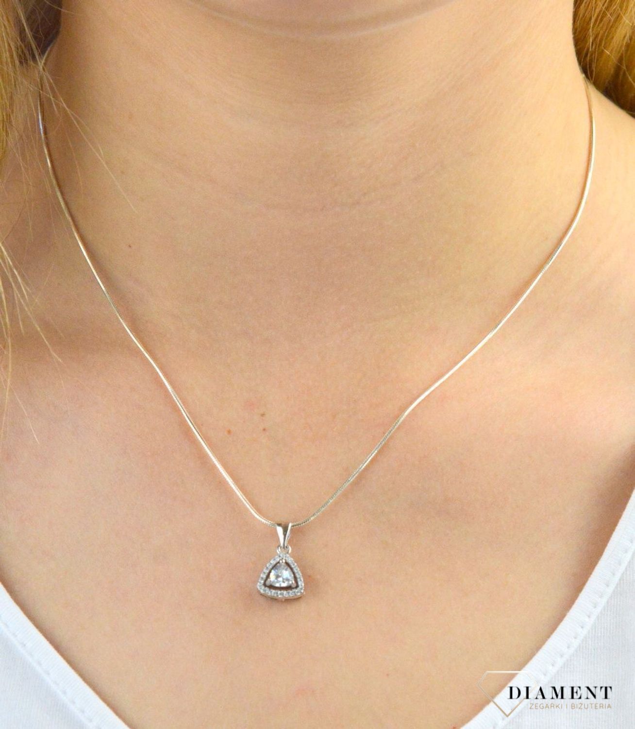 Zawieszka srebrna trójkąt z cyrkoniami DIA-ZAW-6109-925. Zawieszka srebrna trójkątna. Zawieszka srebrna z cyrkoniami. Zawieszka idealna na prezent. Zawieszka na każdą okazję..jpg
