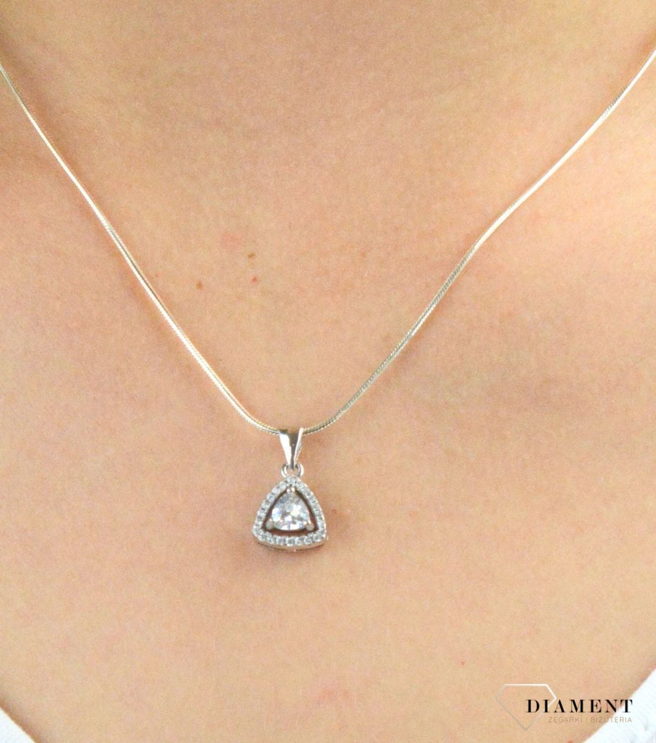 Zawieszka srebrna trójkąt z cyrkoniami DIA-ZAW-6109-925. Zawieszka srebrna trójkątna. Zawieszka srebrna z cyrkoniami. Zawieszka idealna na prezent. Zawieszka na każdą okazję..jpg