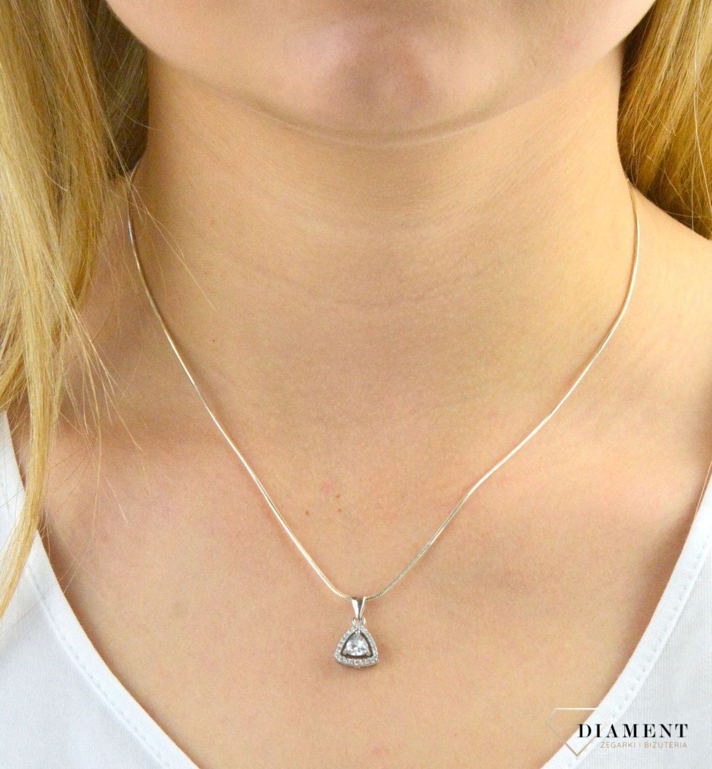 Zawieszka srebrna trójkąt z cyrkoniami DIA-ZAW-6109-925. Zawieszka srebrna trójkątna. Zawieszka srebrna z cyrkoniami. Zawieszka idealna na prezent. Zawieszka na każdą okazję..jpg