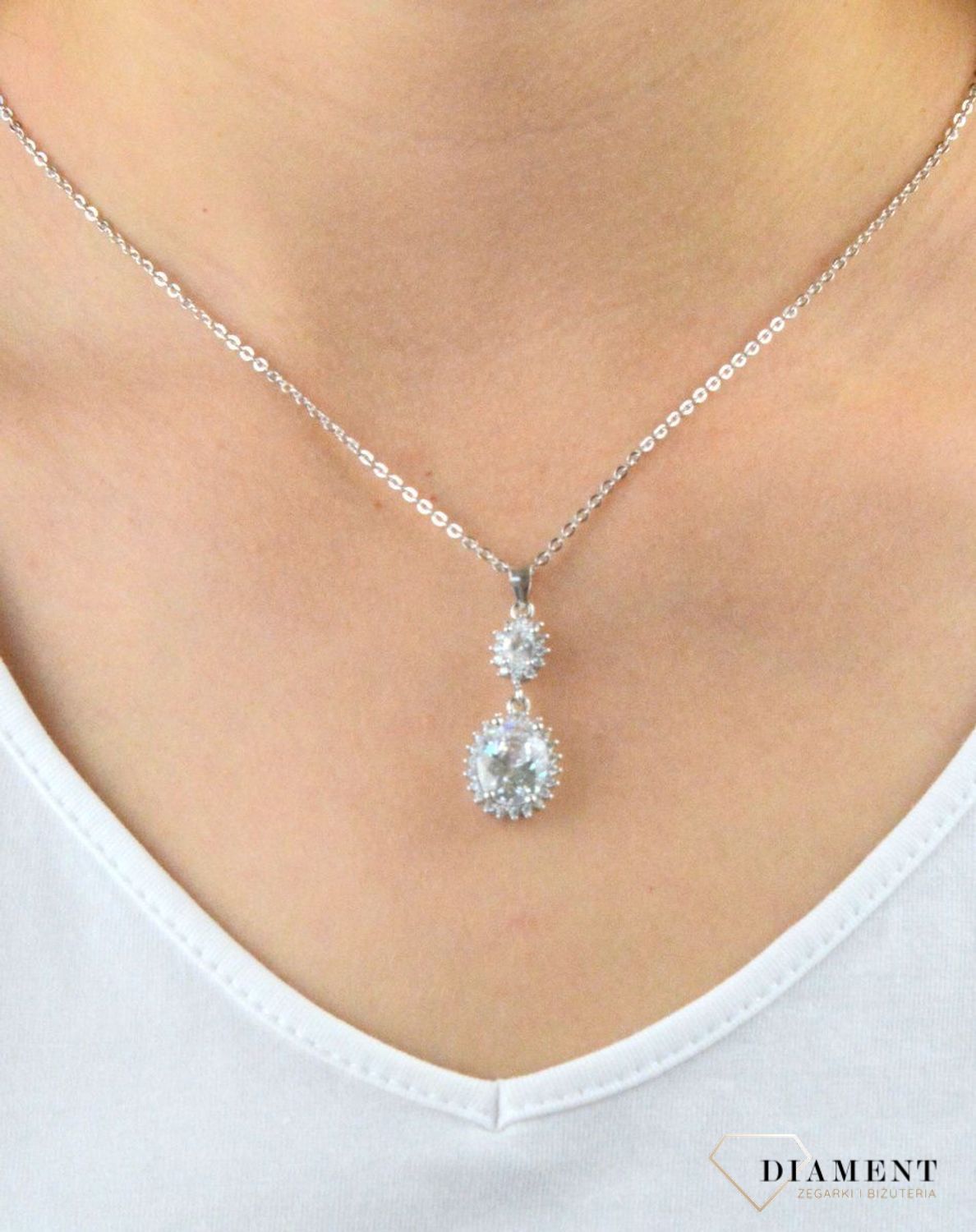 Zawieszka srebrna podwójna cyrkonia DIA-ZAW-6111-925. Zawieszka z podwójną cyrkonią. Zawieszka srebrna z białą dużą cyrkonią. Zawieszka srebrna wypukła cyrkonia. Zawieszka srebrna na każdą okazję. Zawieszka.jpg