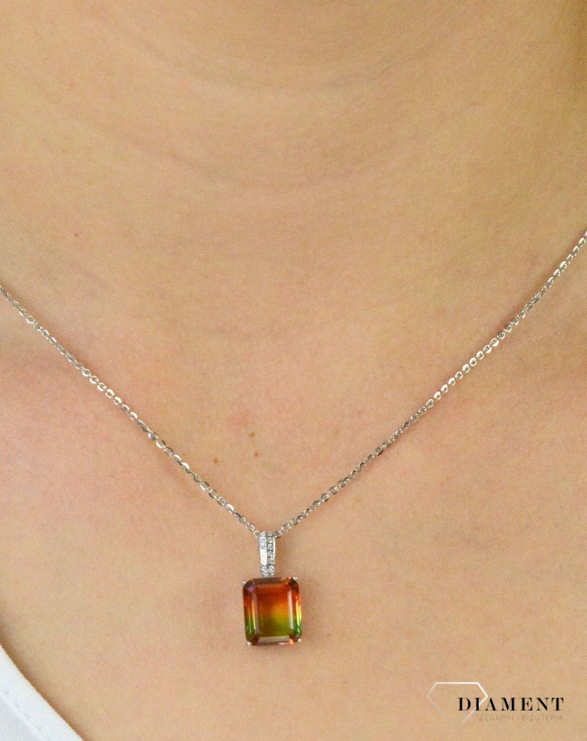 Zawieszka srebrna z kryształkiem Swarovskiego DIA-ZAW-6112-925. Zawieszka srebrna. Zawieszka srebrna z kryształkiem Swarovskiego. Zawieszka idealna na prezent. Zawieszka na każdą okazję..jpg