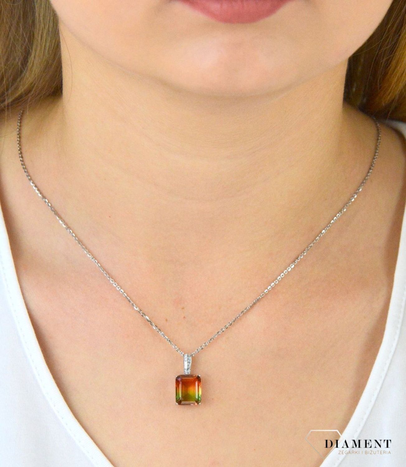 Zawieszka srebrna z kryształkiem Swarovskiego DIA-ZAW-6112-925. Zawieszka srebrna. Zawieszka srebrna z kryształkiem Swarovskiego. Zawieszka idealna na prezent. Zawieszka na każdą okazję..jpg