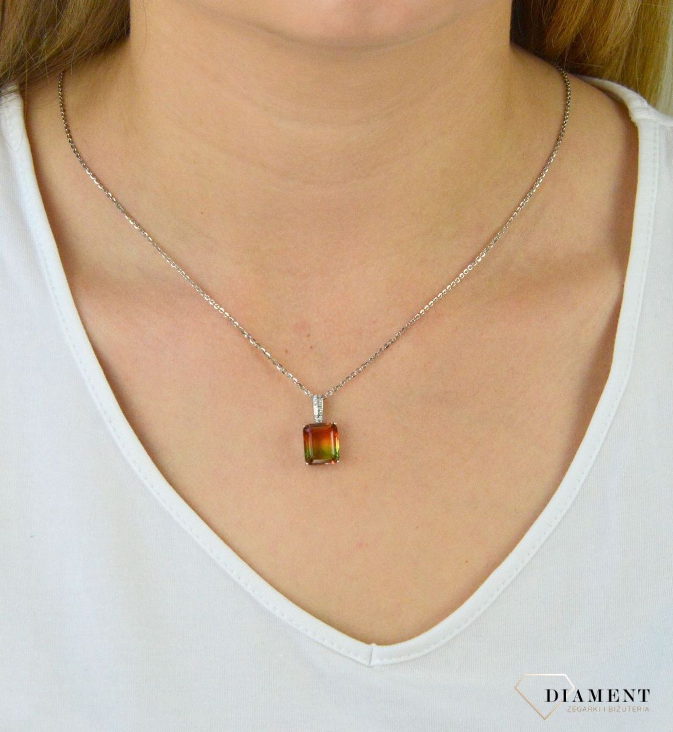 Zawieszka srebrna z kryształkiem Swarovskiego DIA-ZAW-6112-925. Zawieszka srebrna. Zawieszka srebrna z kryształkiem Swarovskiego. Zawieszka idealna na prezent. Zawieszka na każdą okazję..jpg