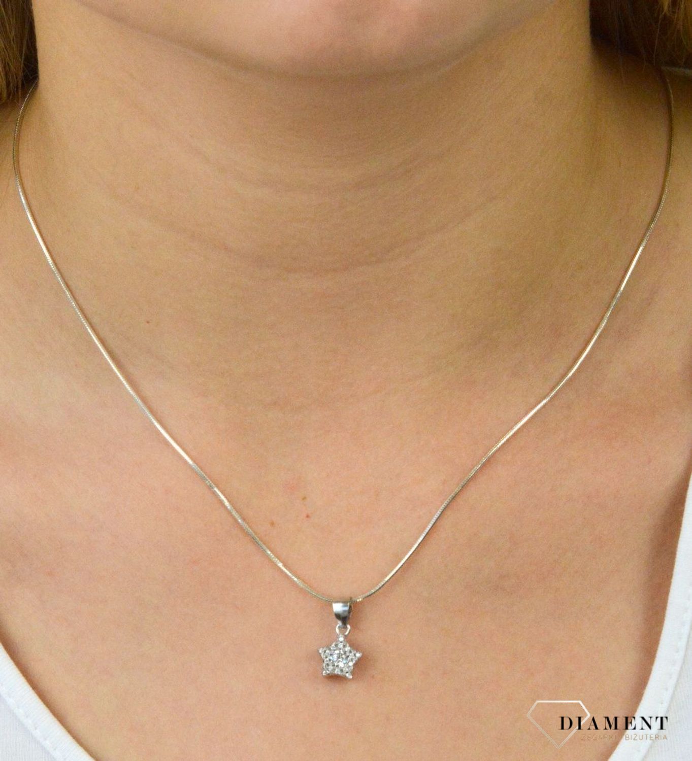 Srebrna zawieszka gwiazdka wysadzona cyrkoniami DIA-ZAW-6113-925. Zawieszka srebrna gwiazdka. Zawieszka srebrna z cyrkoniami. Zawieszka srebrna idealna na prezent. Zawieszka na każdą okazje..jpg