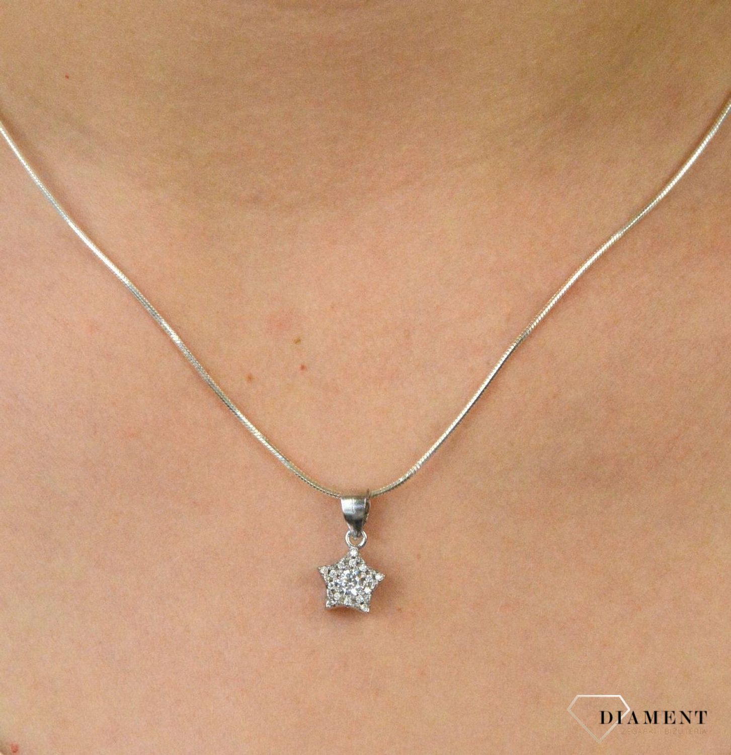Srebrna zawieszka gwiazdka wysadzona cyrkoniami DIA-ZAW-6113-925. Zawieszka srebrna gwiazdka. Zawieszka srebrna z cyrkoniami. Zawieszka srebrna idealna na prezent. Zawieszka na każdą okazje..jpg