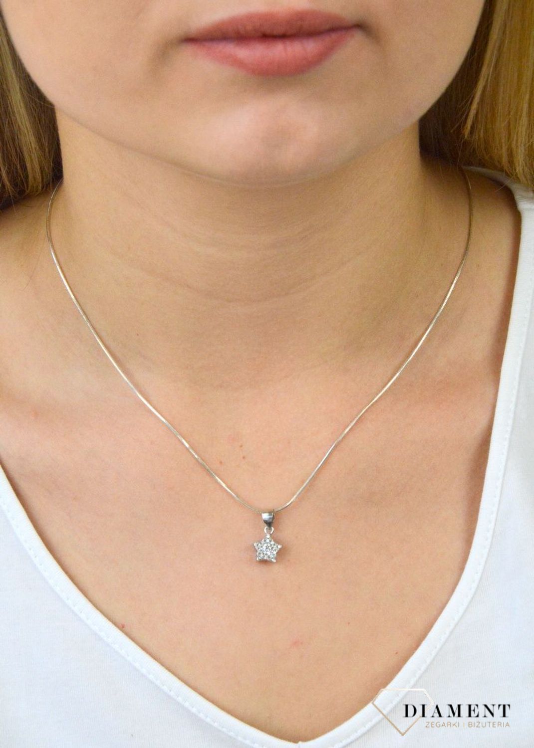 Srebrna zawieszka gwiazdka wysadzona cyrkoniami DIA-ZAW-6113-925. Zawieszka srebrna gwiazdka. Zawieszka srebrna z cyrkoniami. Zawieszka srebrna idealna na prezent. Zawieszka na każdą okazje..jpg