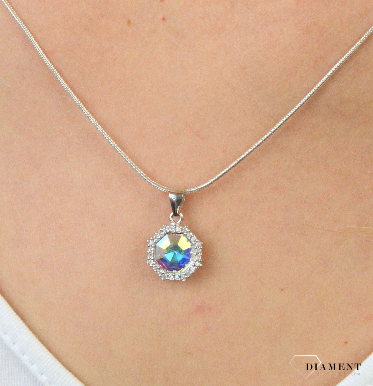 Zawieszka srebrna kryształ Swarovski i cyrkonie DIA-ZAW-6114-925. Srebrna zawieszka z cyrkoniami. Srebrna zawieszka z kryształkiem Swarovskiego. Srebrna zawieszka idealna na prezent. Srebrna zawieszka na ka.jpg