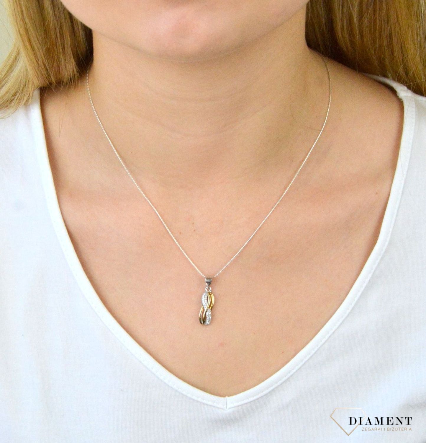 Srebrna zawieszka pozłacana z cyrkoniami DIA-ZAW-6115-925. Srebrna zawieszka. Srebrna zawieszka prostokątna. Srebrna zawieszka z cyrkoniami. Srebrna zawieszka pozłacana idealna na prezent. Srebrna zawieszka.jpg