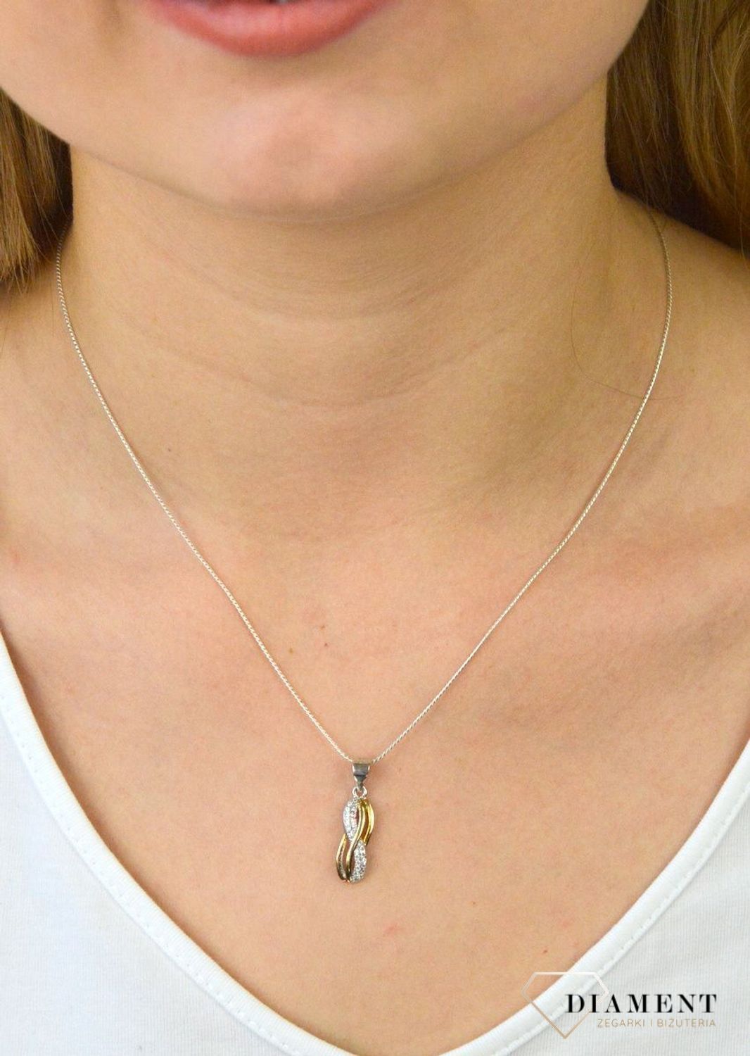 Srebrna zawieszka pozłacana z cyrkoniami DIA-ZAW-6115-925. Srebrna zawieszka. Srebrna zawieszka prostokątna. Srebrna zawieszka z cyrkoniami. Srebrna zawieszka pozłacana idealna na prezent. Srebrna zawieszka.jpg