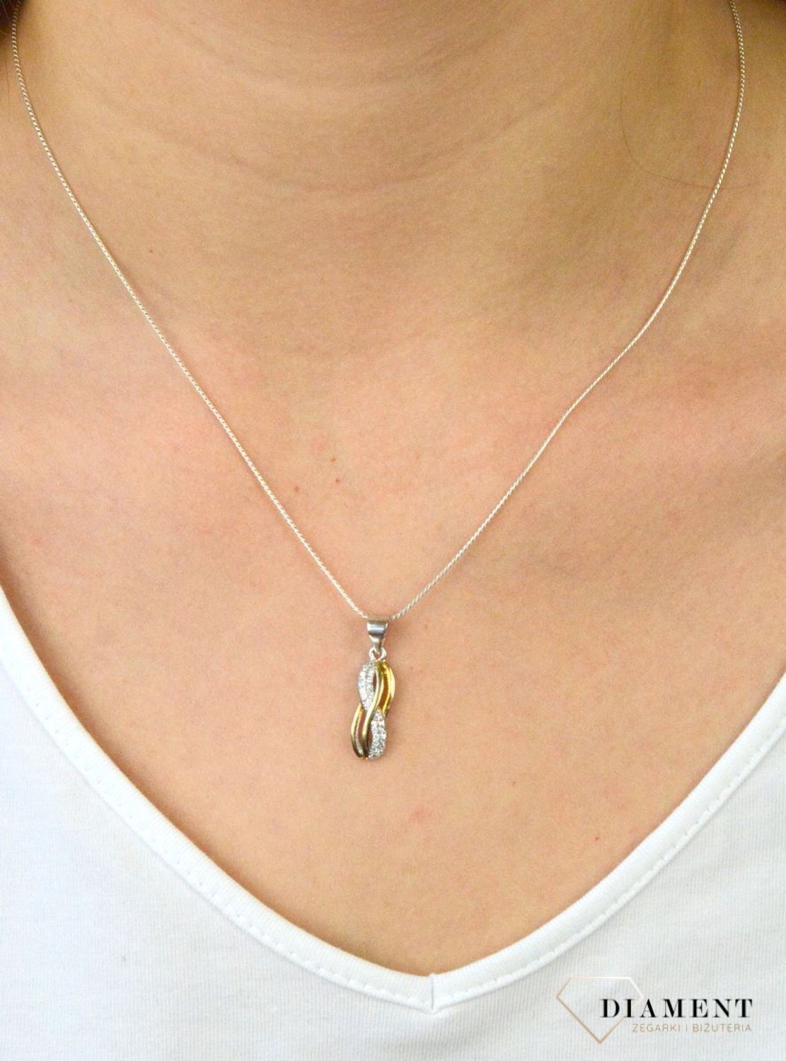 Srebrna zawieszka pozłacana z cyrkoniami DIA-ZAW-6115-925. Srebrna zawieszka. Srebrna zawieszka prostokątna. Srebrna zawieszka z cyrkoniami. Srebrna zawieszka pozłacana idealna na prezent. Srebrna zawieszka.jpg