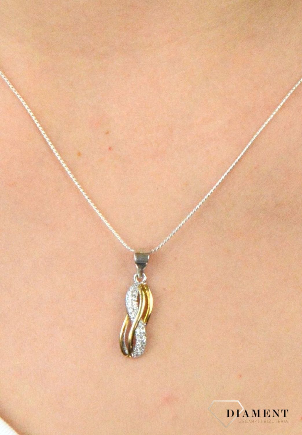 Srebrna zawieszka pozłacana z cyrkoniami DIA-ZAW-6115-925. Srebrna zawieszka. Srebrna zawieszka prostokątna. Srebrna zawieszka z cyrkoniami. Srebrna zawieszka pozłacana idealna na prezent. Srebrna zawieszka.jpg