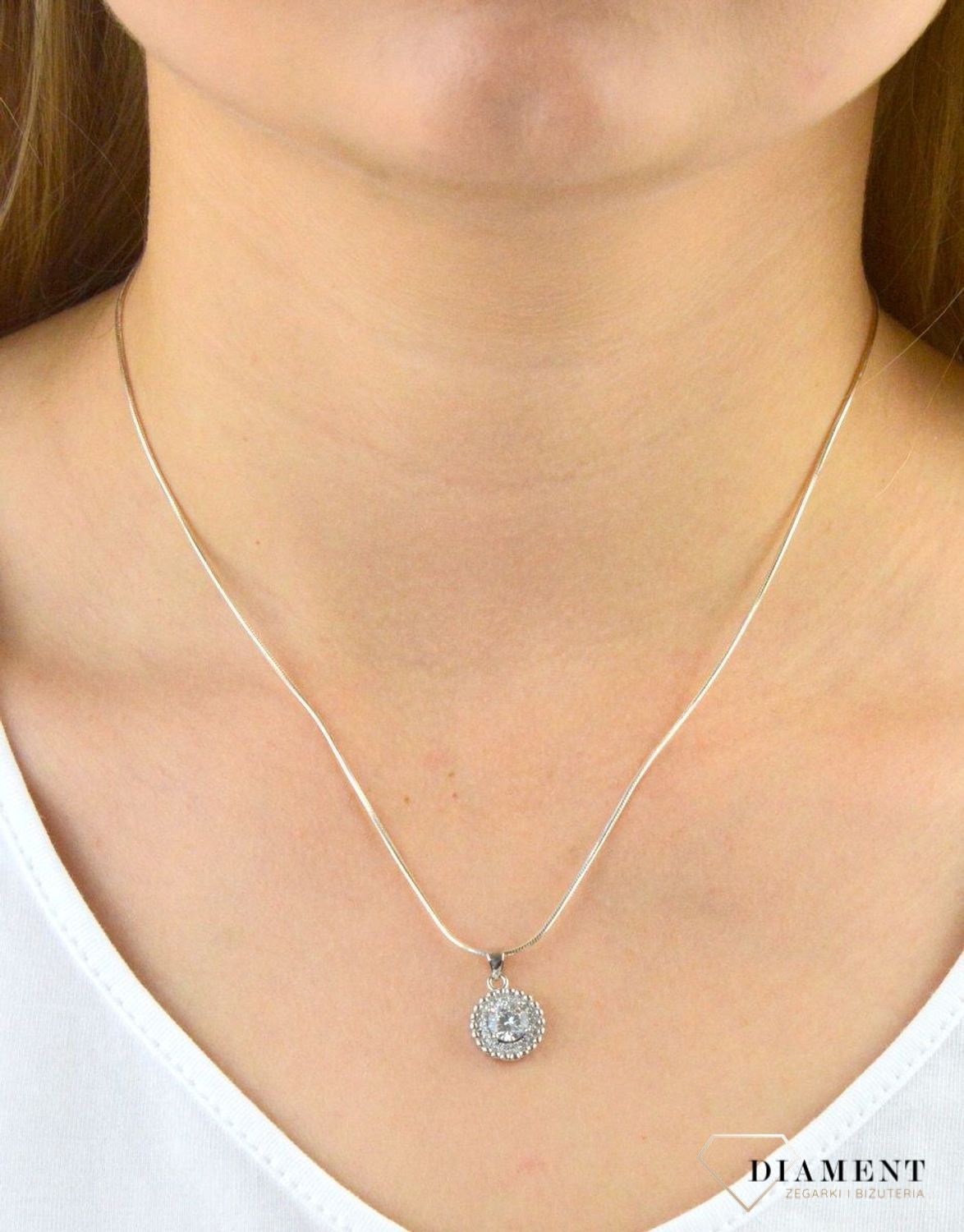 Zawieszka srebrna okrągłą z cyrkoniami DIA-ZAW-6116-925. Zawieszka srebrna okrągła. Zawieszka srebrna z cyrkoniami. Zawieszka srebrna idealna na prezent. Zawieszka na każdą okazję..jpg