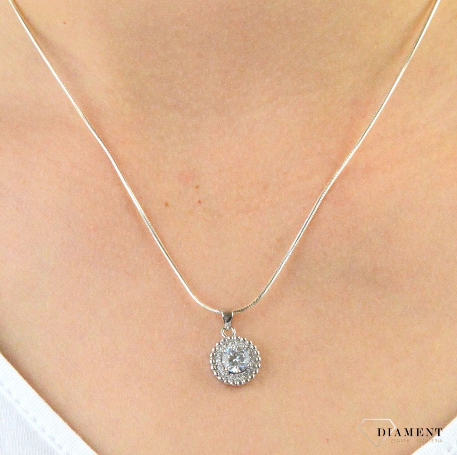 Zawieszka srebrna okrągłą z cyrkoniami DIA-ZAW-6116-925. Zawieszka srebrna okrągła. Zawieszka srebrna z cyrkoniami. Zawieszka srebrna idealna na prezent. Zawieszka na każdą okazję..jpg