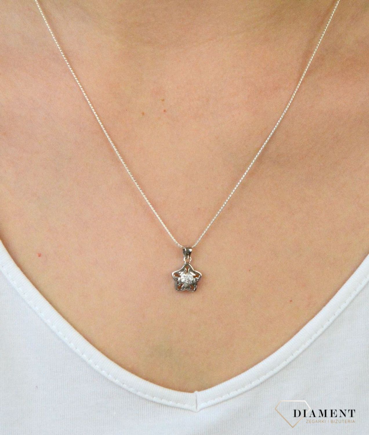 Srebrna zawieszka gwiazdka DIA-ZAW-6117-925. Srebrna zawieszka. Srebrna zawieszka gwiazdka. Srebrna zawieszka z cyrkoniami. Srebrna zawieszka idealna na prezent. Srebrna zawieszka dla każdej kobiety..jpg