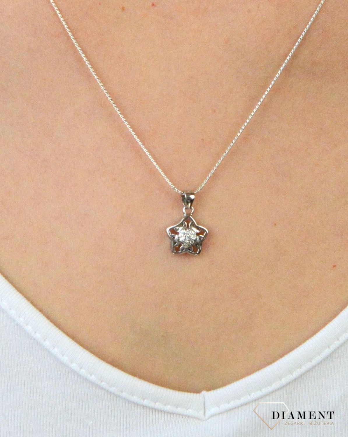 Srebrna zawieszka gwiazdka DIA-ZAW-6117-925. Srebrna zawieszka. Srebrna zawieszka gwiazdka. Srebrna zawieszka z cyrkoniami. Srebrna zawieszka idealna na prezent. Srebrna zawieszka dla każdej kobiety..jpg