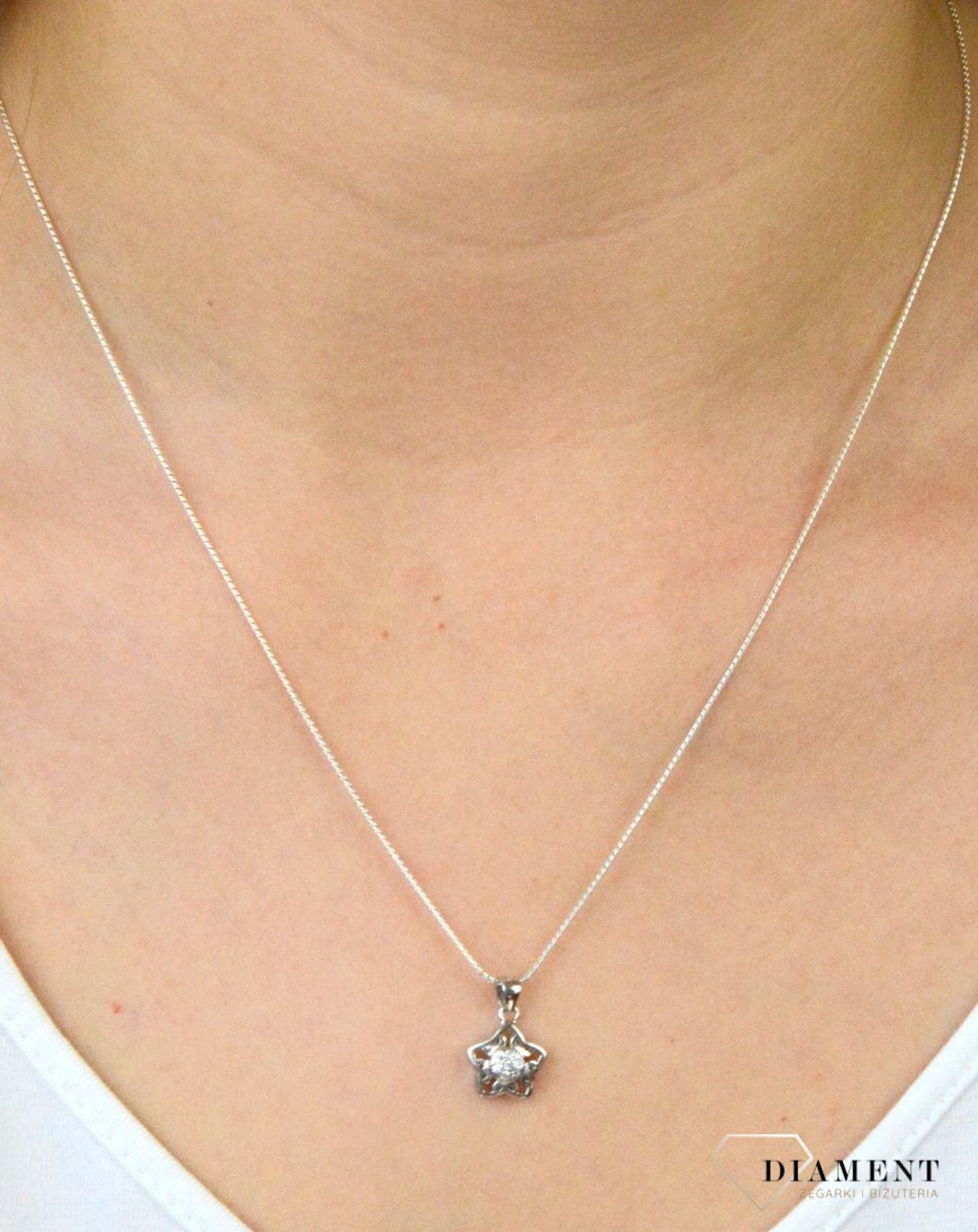 Srebrna zawieszka gwiazdka DIA-ZAW-6117-925. Srebrna zawieszka. Srebrna zawieszka gwiazdka. Srebrna zawieszka z cyrkoniami. Srebrna zawieszka idealna na prezent. Srebrna zawieszka dla każdej kobiety..jpg