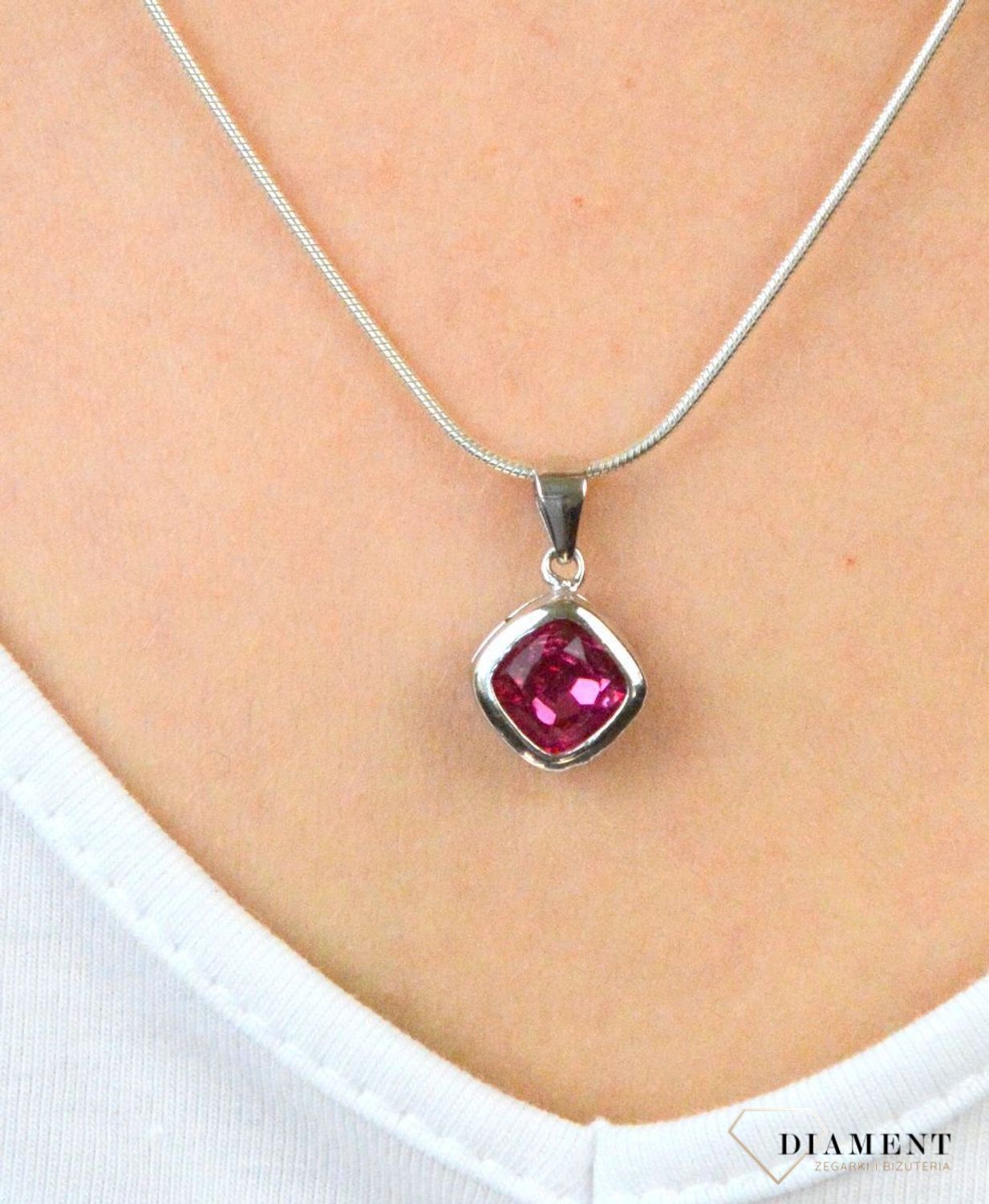 Srebrna zawieszka z czerwoną cyrkonią  DIA-ZAW-6118-925. Zawieszka srebrna z cyrkonią. Zawieszka z dużą białą cyrkonią. Zawieszka z cyrkoniami. Idealna zawieszka na prezent..jpg